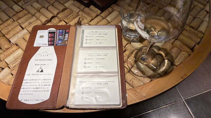 ワインハウスの試飲メニューとグラス