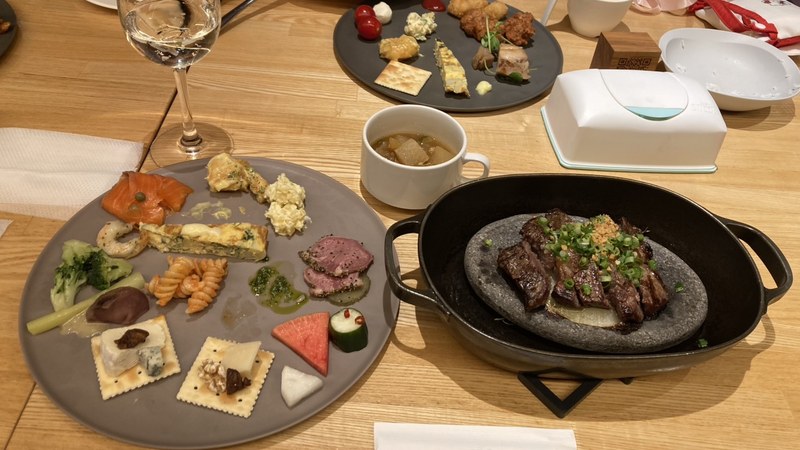 YYgrillの夕食(ビュッフェとリブステーキ)
